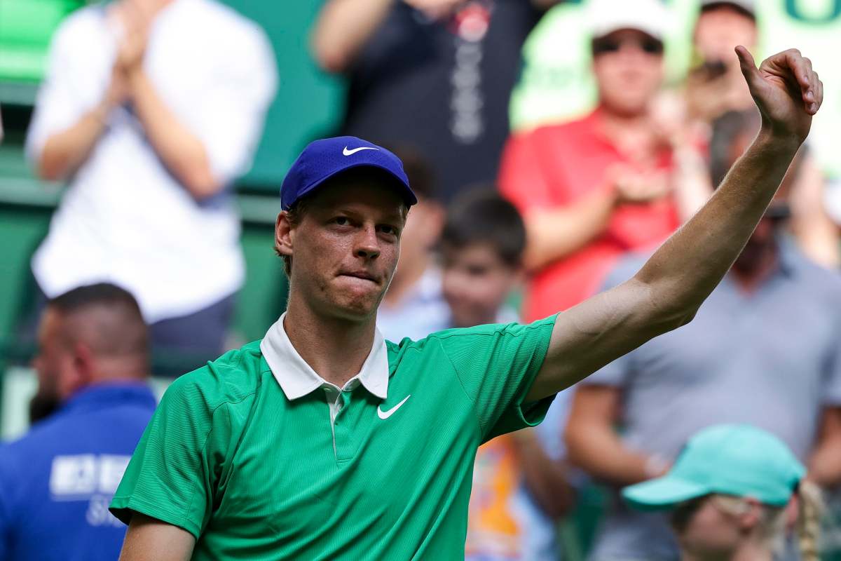 Jannik Sinner saluta il pubblico di Halle