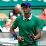 Jannik Sinner tocca la racchetta