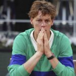 Jannik Sinner in primo piano e con le mani giunte davanti alla bocca