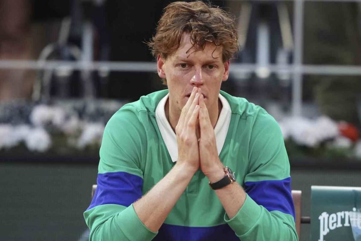 Jannik Sinner in primo piano e con le mani giunte davanti alla bocca