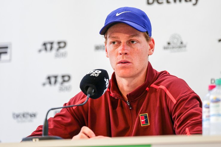 Jannik Sinner, con cappellino, in conferenza stampa