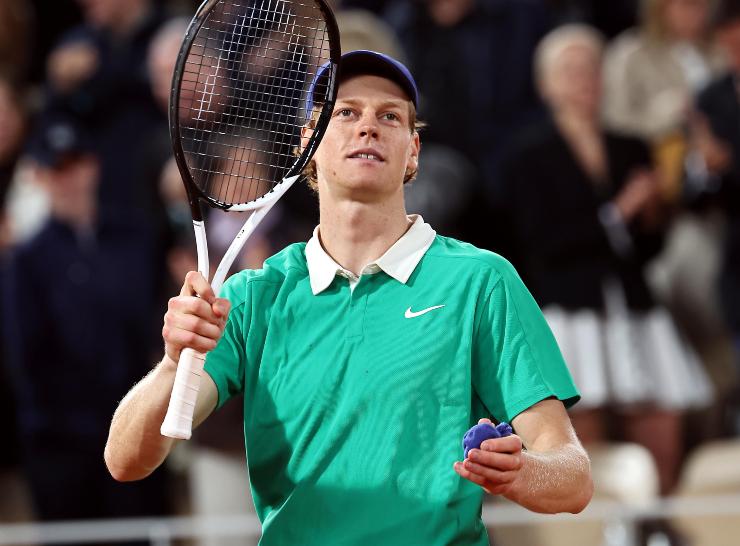 Jannik Sinner saluta il pubblico a Parigi
