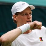 Jannik Sinner in una sessione d'allenamento a Wimbledon