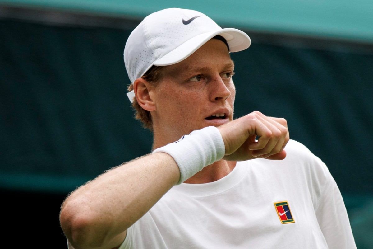 Jannik Sinner in una sessione d'allenamento a Wimbledon