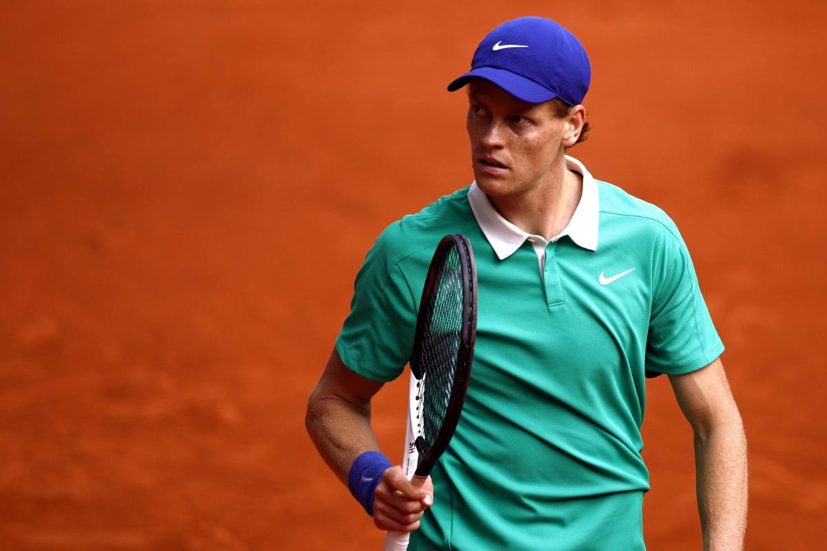 Jannik Sinner in campo al Roland Garros