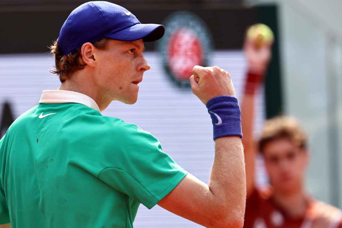 Jannik Sinner esulta dopo un punto