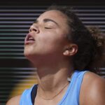 Jasmine Paolini alza gli occhi al cielo dopo aver perso un punto