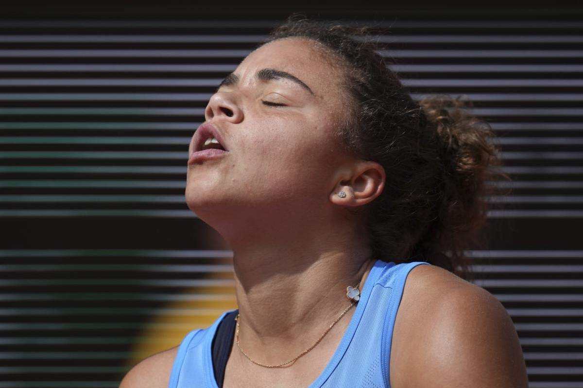 Jasmine Paolini alza gli occhi al cielo dopo aver perso un punto