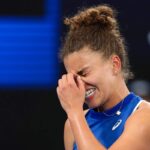Jasmine Paolini disperata con una mano sugli occhi