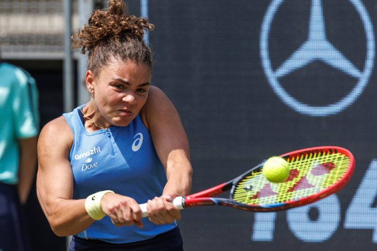Jasmine Paolini mentre esegue un rovescio a due mani