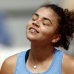 Jasmine Paolini con occhi chiusi e sorriso amaro