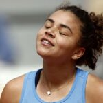 Jasmine Paolini con gli occhi chiusi durante un match