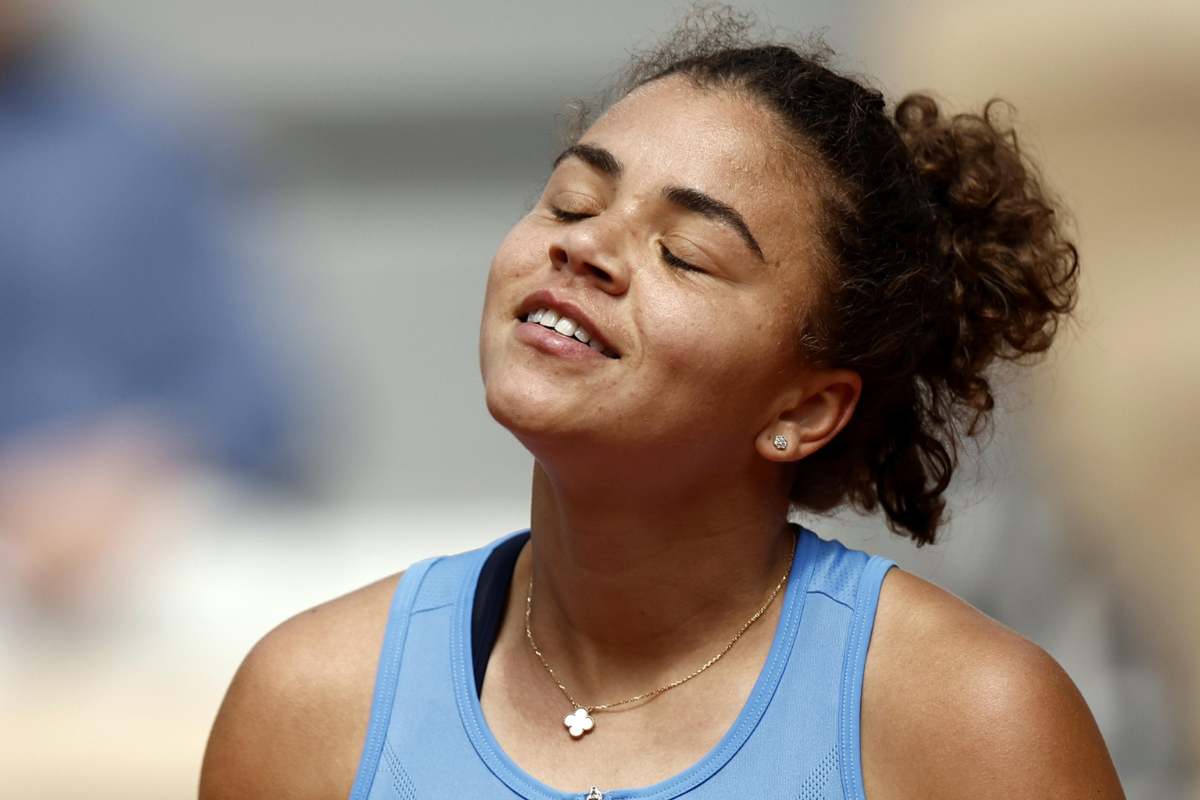 Jasmine Paolini con gli occhi chiusi durante un match