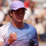 Joao Fonseca esulta dopo aver vinto un punto al Roland Garros