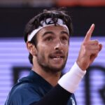 Lorenzo Musetti indica il suo angolo