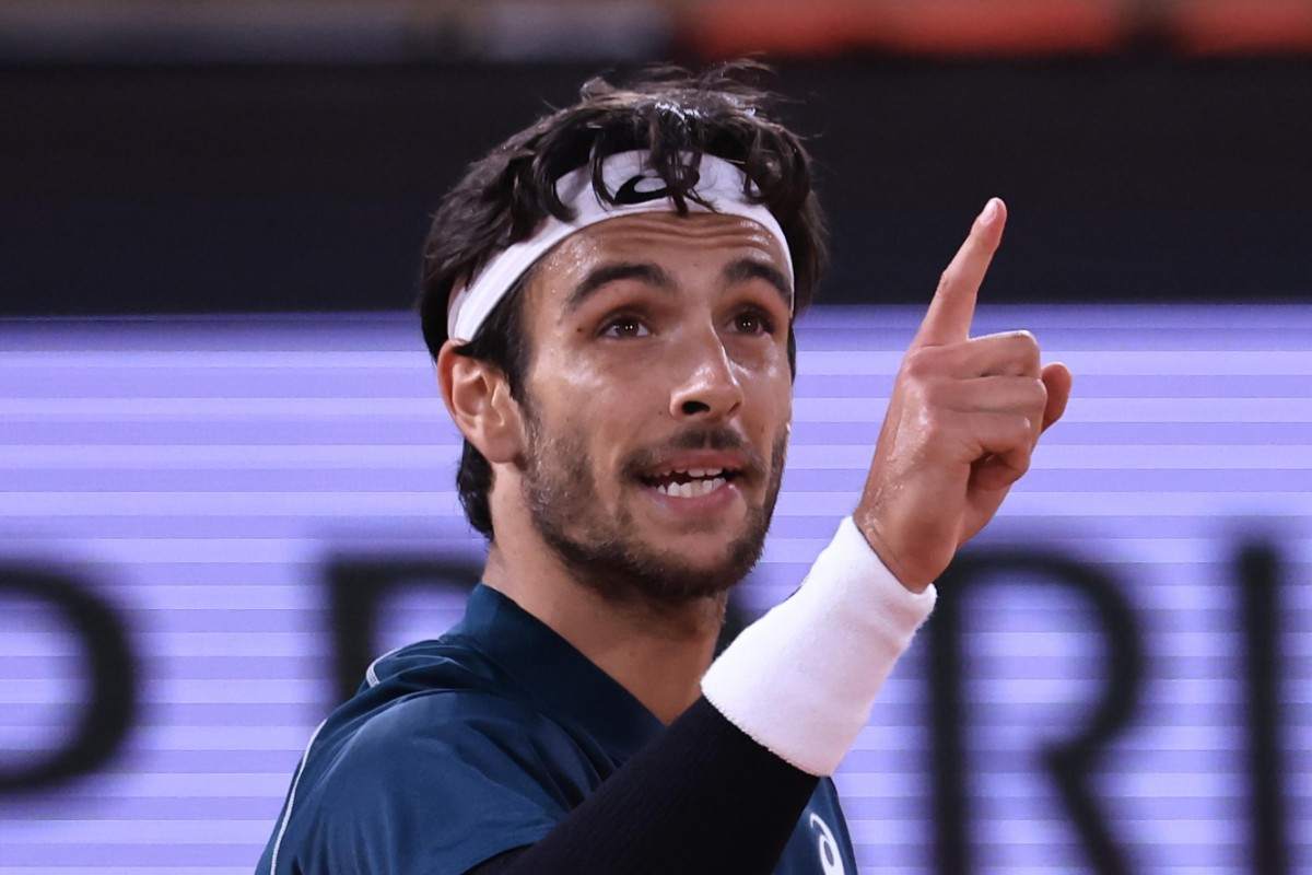 Lorenzo Musetti indica il suo angolo