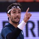 Lorenzo Musetti indica qualcuno in tribuna