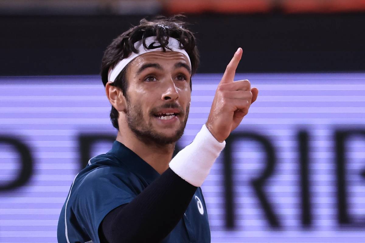 Lorenzo Musetti indica qualcuno in tribuna