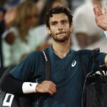 Lorenzo Musetti saluta il pubblico del Roland Garros