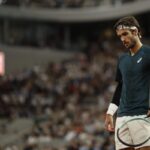Lorenzo Musetti a testa bassa in campo al Roland Garros