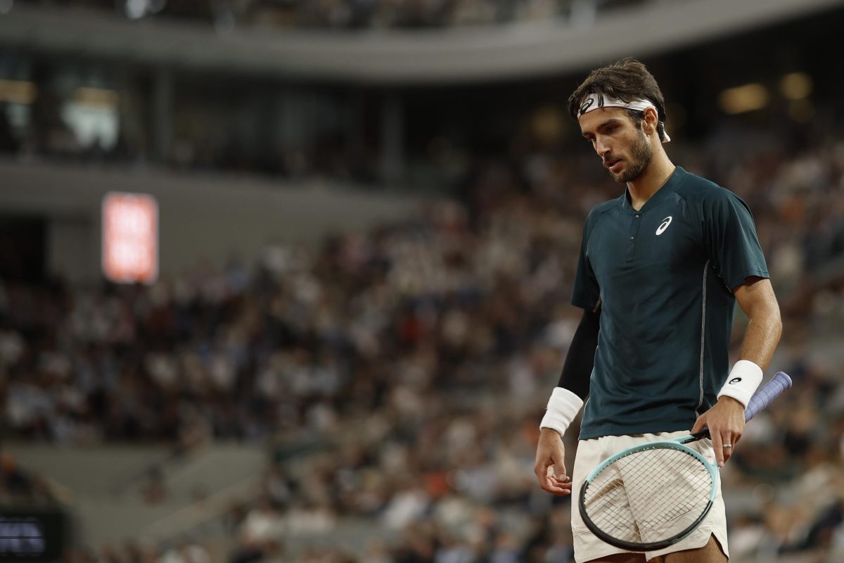 Lorenzo Musetti a testa bassa in campo al Roland Garros