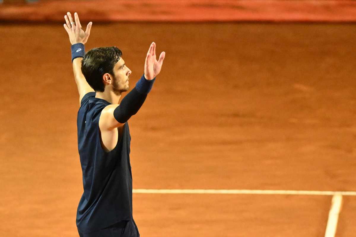 Lorenzo Musetti alza le braccia al cielo