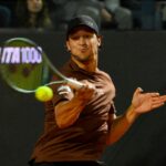Luciano Darderi in azione col dritto al torneo di Roma