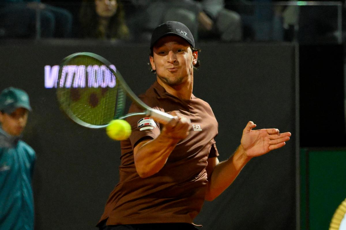 Luciano Darderi in azione col dritto al torneo di Roma
