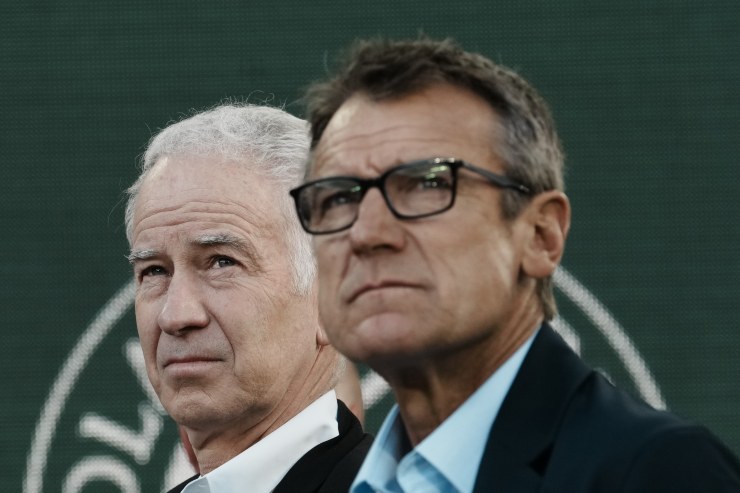 Mats Wilander con gli occhiali e accanto a John McEnroe