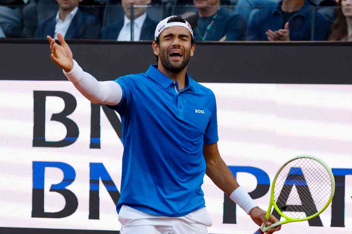 Matteo Berrettini si dispera in campo con espressione contrariata