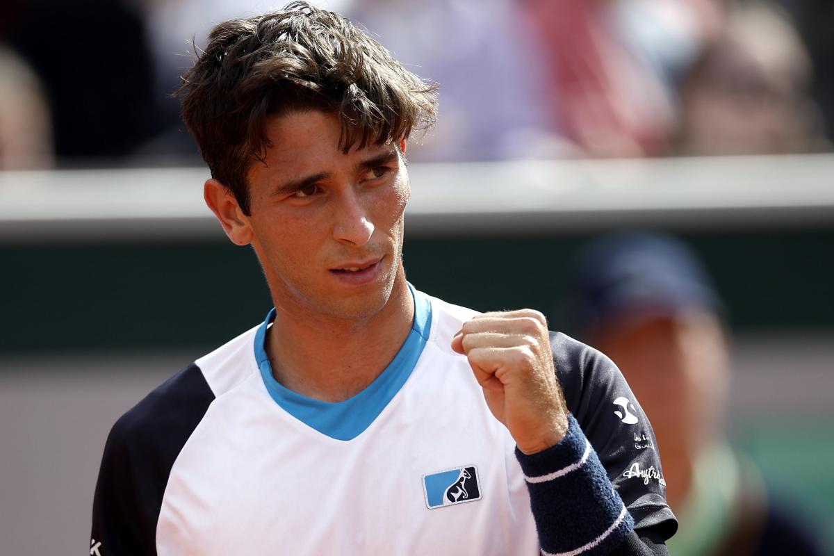 Primo piano di Matteo Gigante che alza il pugno dopo la vittoria al Roland Garros