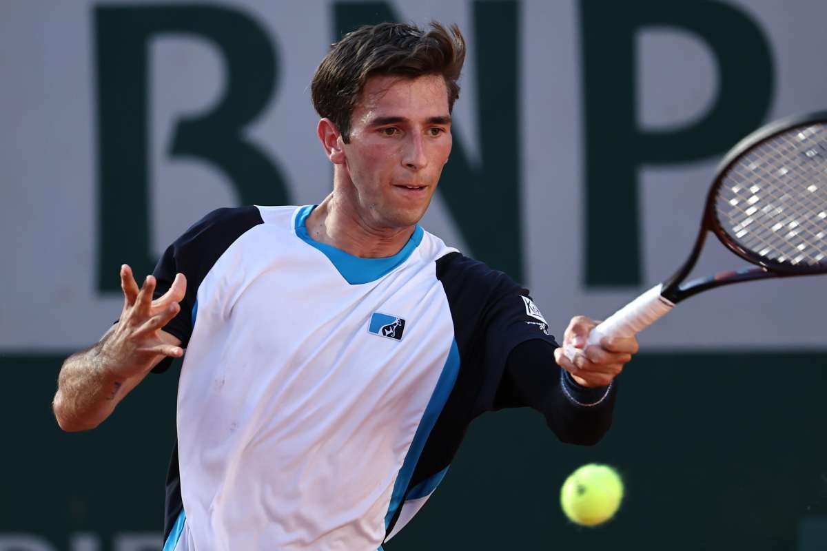 Matteo Gigante in azione col dritto al Roland Garros