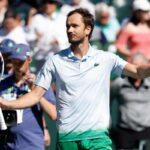 Daniil Medvedev a braccia larghe