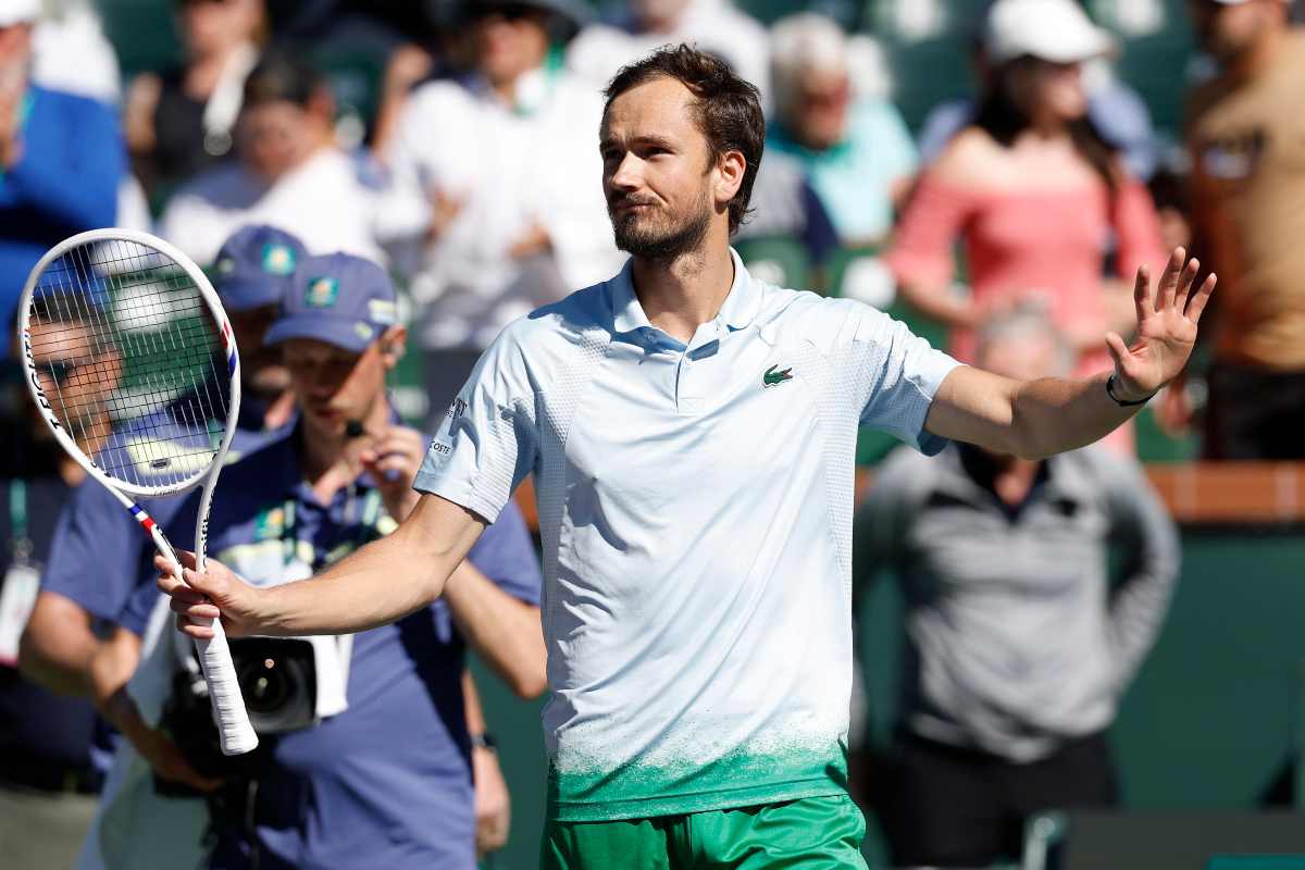 Daniil Medvedev a braccia larghe
