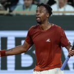 Monfils allarga le braccia con lo sguardo incredulo