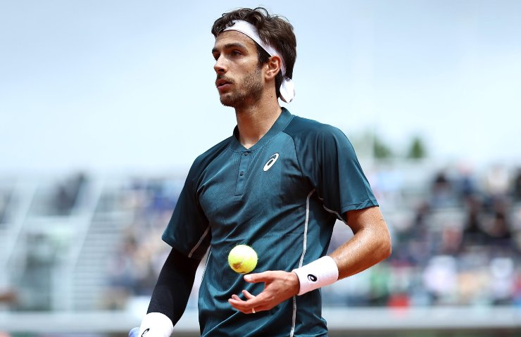 Lorenzo Musetti in una fase di gioco a Parigi