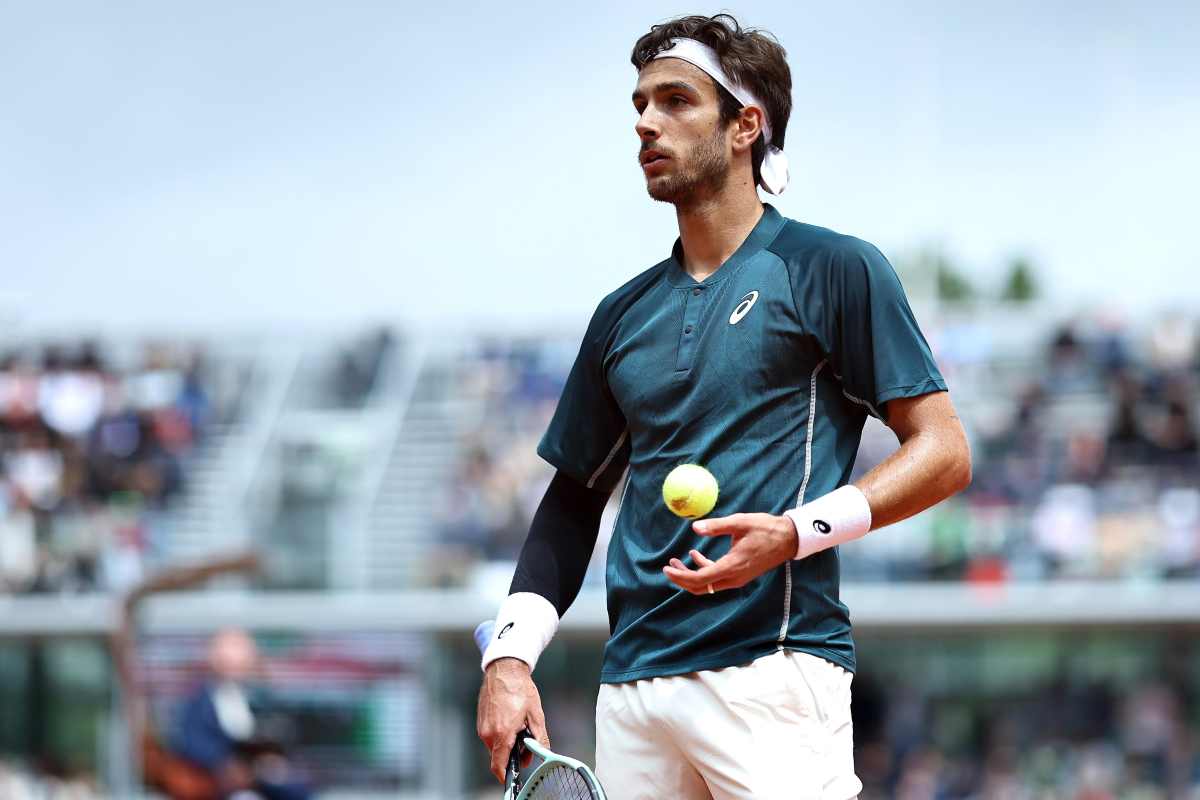 Musetti si appresta alla battuta durante un match del Roland Garros