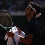Musetti si asciuga il sudore al Roland Garros