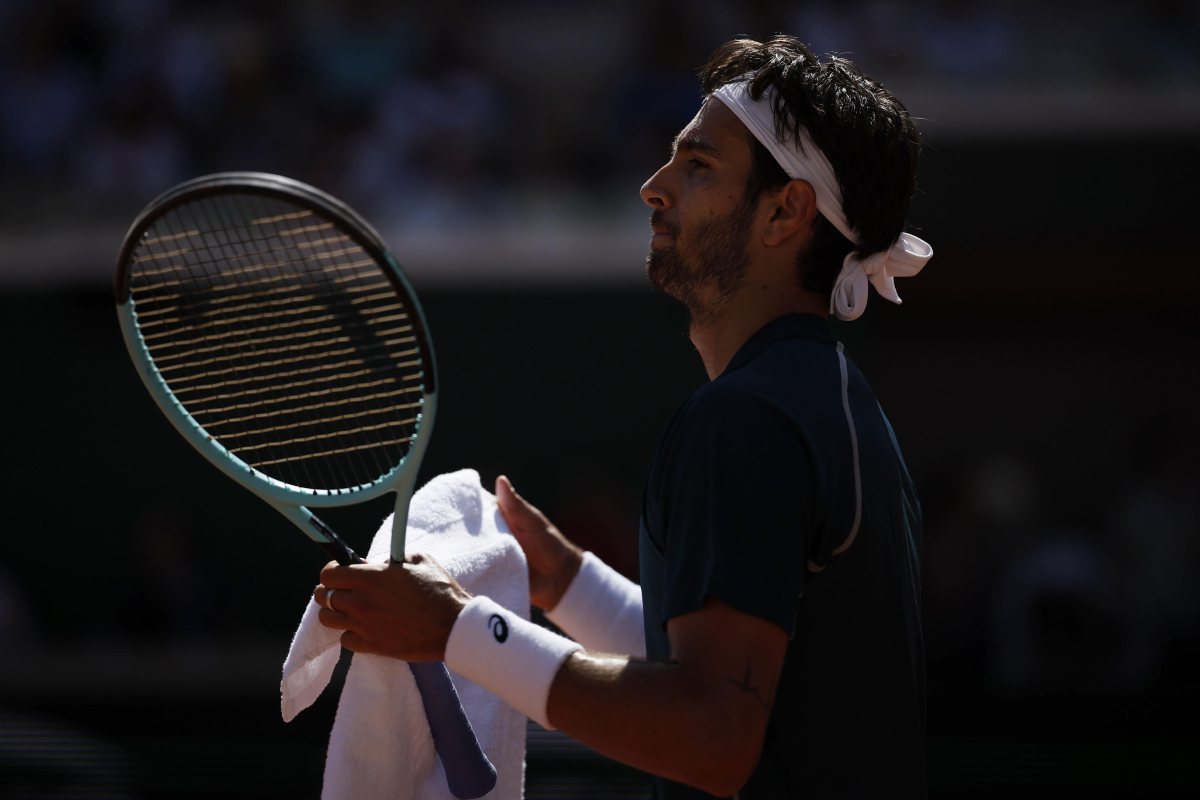 Musetti si asciuga il sudore al Roland Garros