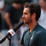 Musetti sorridente in un'intervista post-partita sul campo