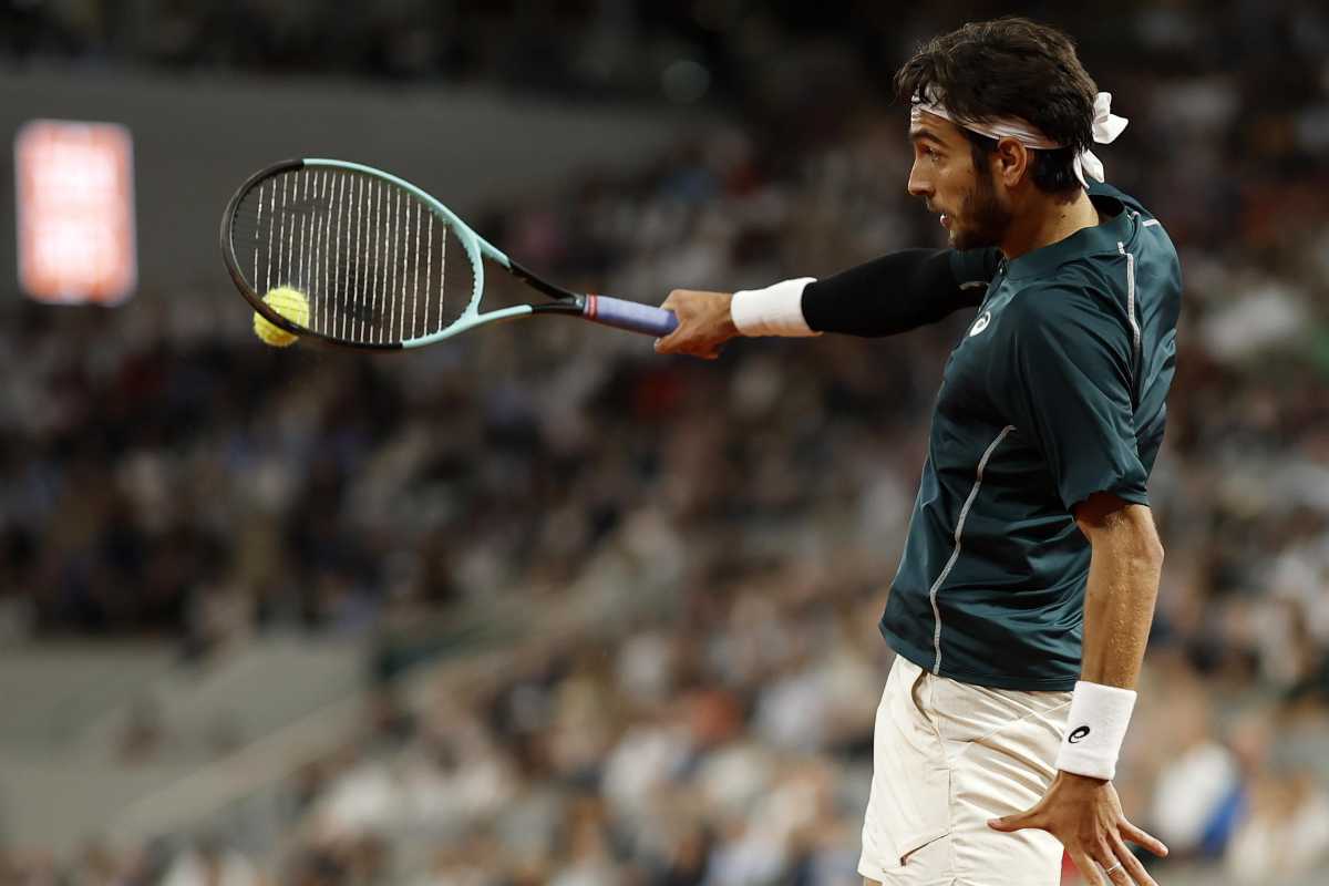 Musetti in azione con il rovescio al Roland Garros