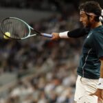 Musetti in azione con il rovescio al Roland Garros