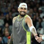 Nick Kyrgios sorride in campo a Melbourne