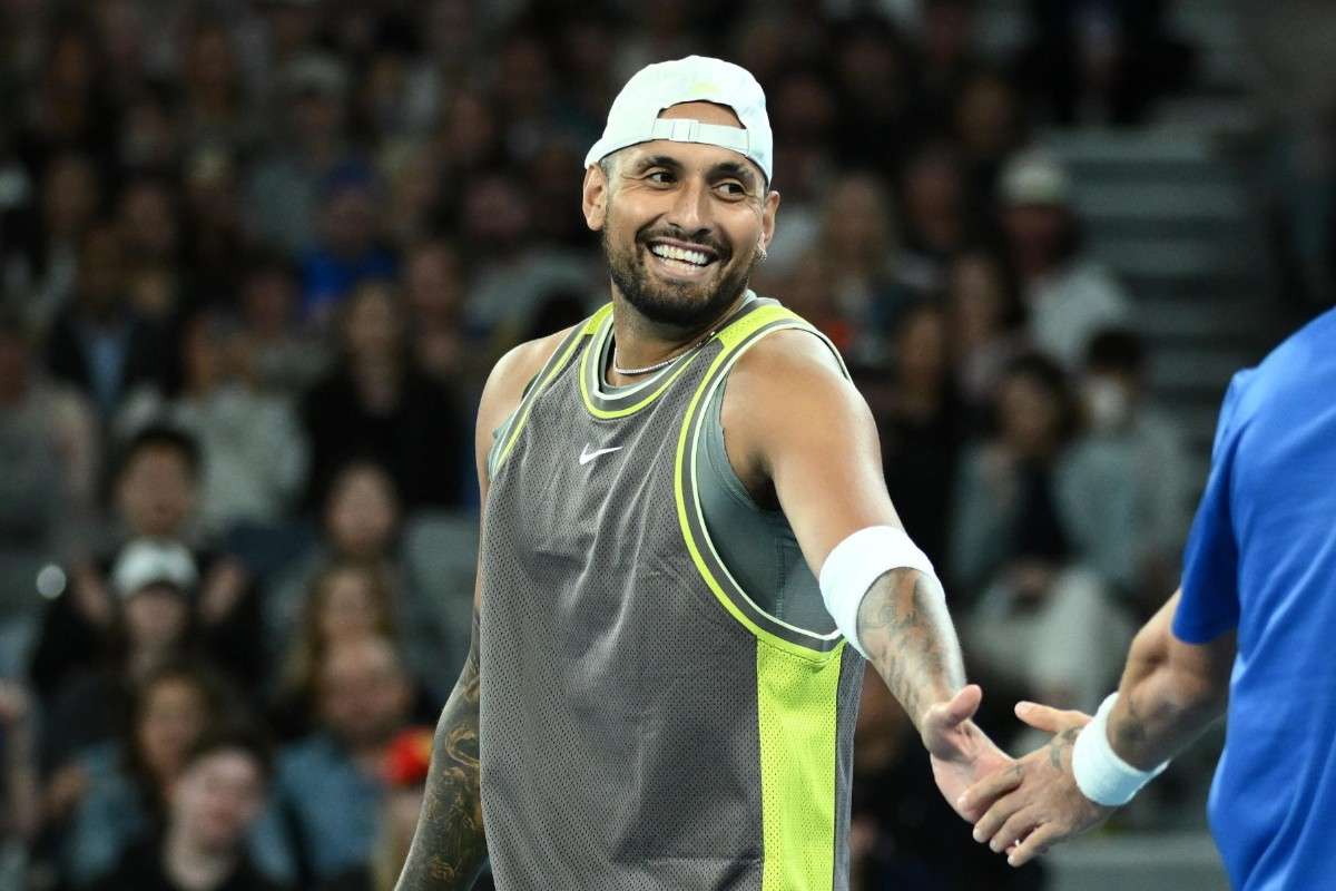 Nick Kyrgios sorride in campo a Melbourne