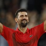 Novak Djokovic esulta dopo la vittoria su Zverev