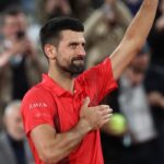 Novak Djokovic saluta il pubblico di Parigi