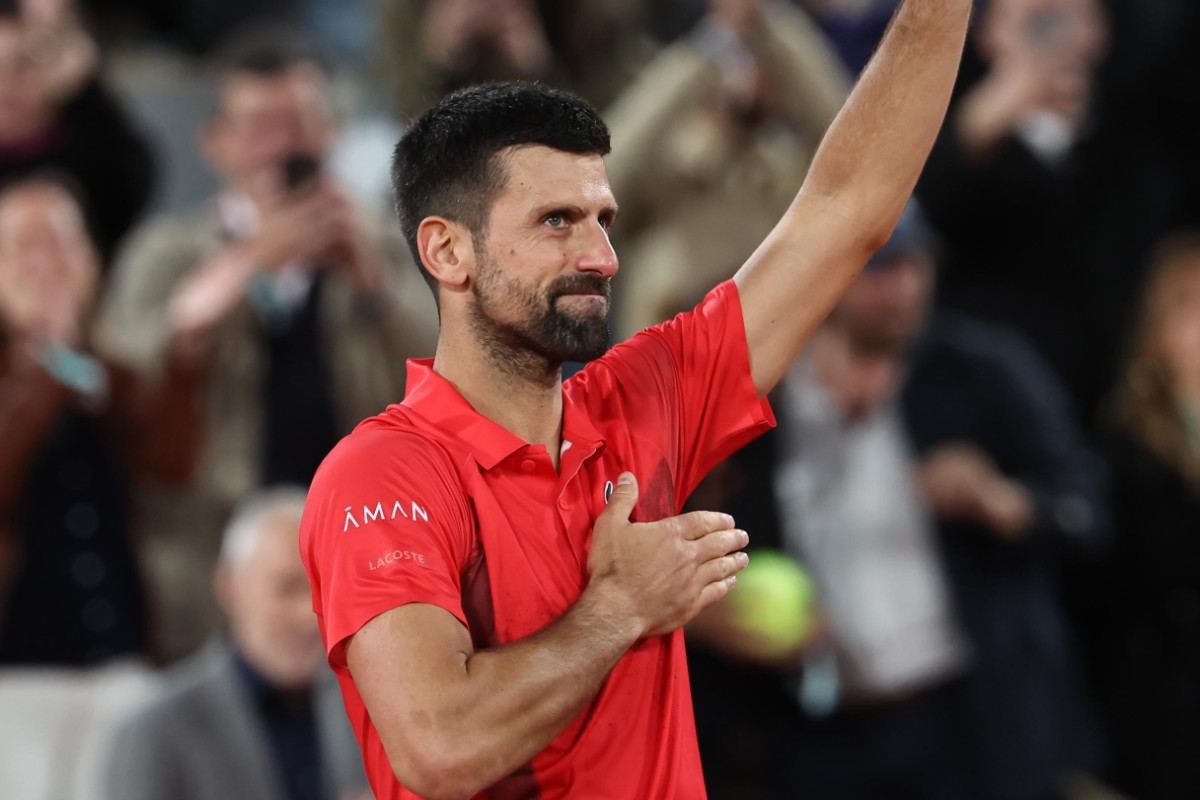 Novak Djokovic saluta il pubblico di Parigi