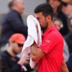 Il tennista serbo Novak Djokovic si asciuga il sudore
