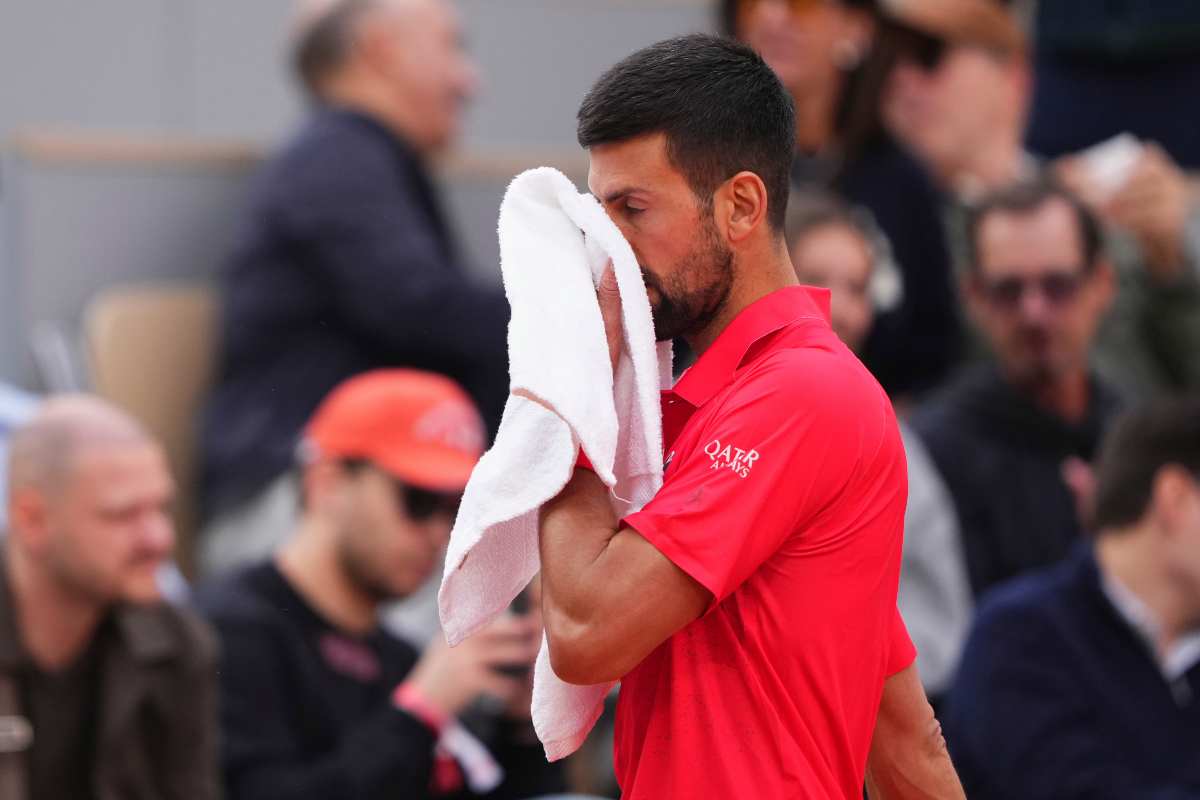 Il tennista serbo Novak Djokovic si asciuga il sudore