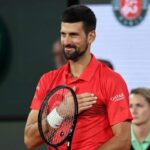 Novak Djokovic si mette la mano sul cuore